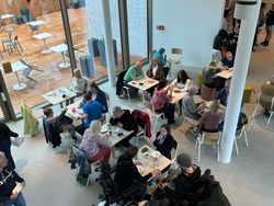 Gäste im Café Atrium. Foto: Horst-Janssen-Museum
