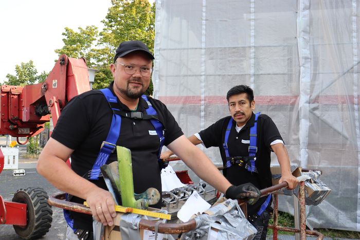 Sebastian Rolf (l.) und Henric Middendorf setzen Niemanns Entwurf um. Foto: Horst-Janssen-Museum