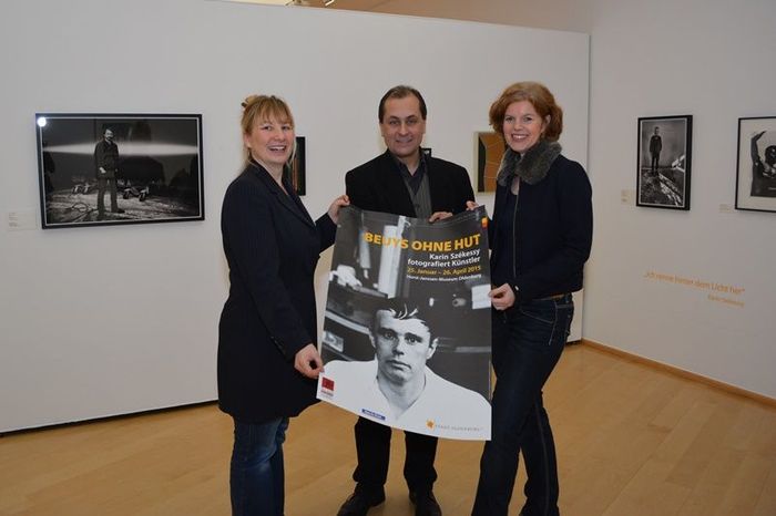 Ausstellungsmacher mit Beuys-Plakat. Foto: Horst-Janssen-Museum