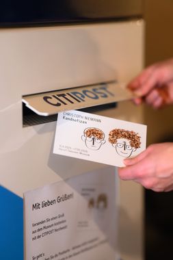 Im Museum kann man kostenlose Postkarten aus der Niemann-Ausstellung verschicken. Foto: Mohssen Assanimoghaddam