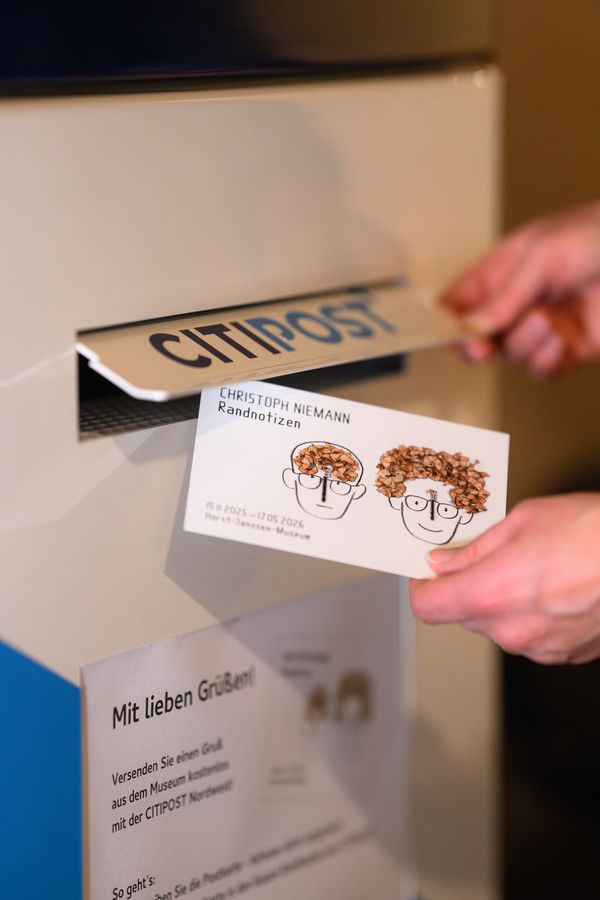 Im Museum kann man kostenlose Postkarten aus der Niemann-Ausstellung verschicken. Foto: Mohssen Assanimoghaddam