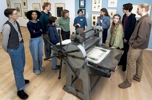 Besucher/innen bei einer Führung an der Frielingshaus-Druckerpresse. Foto: Studio 3x3