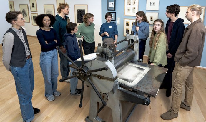 Besuchende bei einer Führung über Janssens Drucktechniken. Foto: Studio 3x3