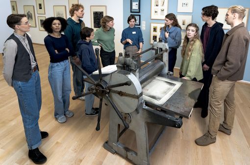Besucher/innen bei einer Führung in der Janssen-Ausstellung. Foto: Studio 3x3
