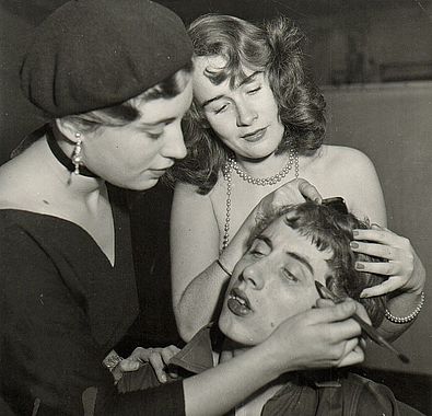 Janssen mit zwei Studentinnen, Vorbereitung auf das LiLaLe in der Klasse von Alfred Mahlau, 1947, Foto: Ingeborg Sello