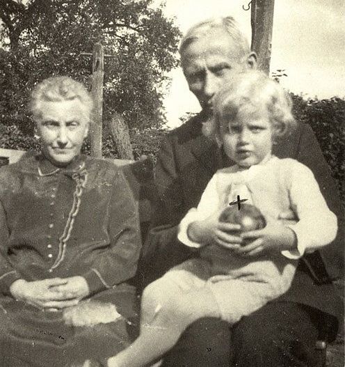 Der kleine Horst mit Oma und Opa. Quelle: Janssen-Nachlass