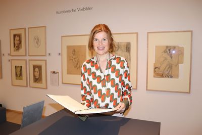 Museumsleiterin Dr. Jutta Moster-Hoos studiert die Gästebucheinträge. Foto: Horst-Janssen-Museum