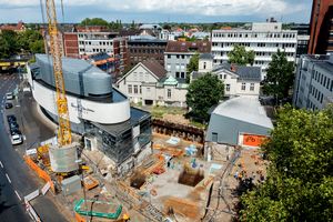 Das Horst-Janssen-Museum mit Baugrube für das neue Stadtmuseum 2023. Foto: Hauke-Christian Dittrich