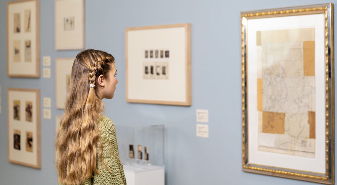 Besucherin vor einem Janssen-Werk. Foto: Studio 3x3