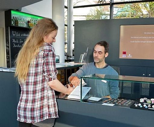 Visitor at the counter. Photo: Horst-Janssen-Museum