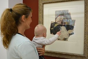 Besucherin mit Baby vor einem Janssen-Werk. Foto: Horst-Janssen-Museum