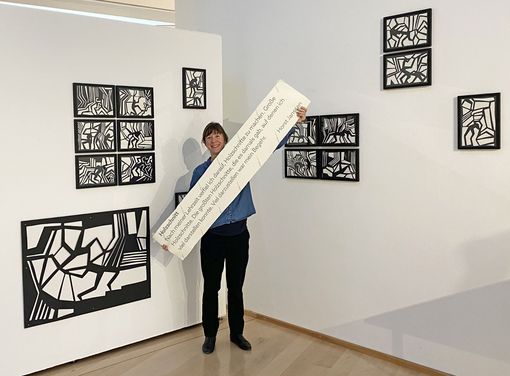 Aline Helmcke mit ihren Papierschnitten in der Ausstellung "Eine Sache der Freundschaft". Foto: Horst-Janssen-Museum