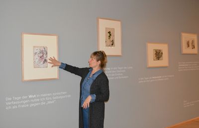 Kuratorin Antje Tietken in der neu gehängten Janssen-Ausstellung. Foto: Horst-Janssen-Museum