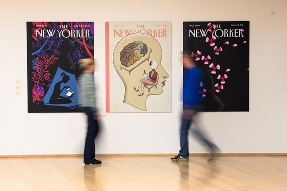 Besucher:innen vor Christoph Niemanns New-Yorker-Covern. Foto: Mohssen Assanimoghaddam