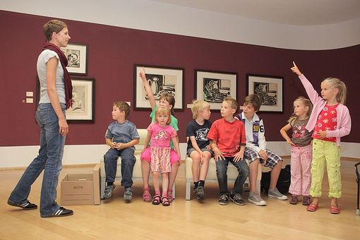 Vermittlerin Sandrine Teuber bei einer Kinderführung. Foto: Markus Hibbeler