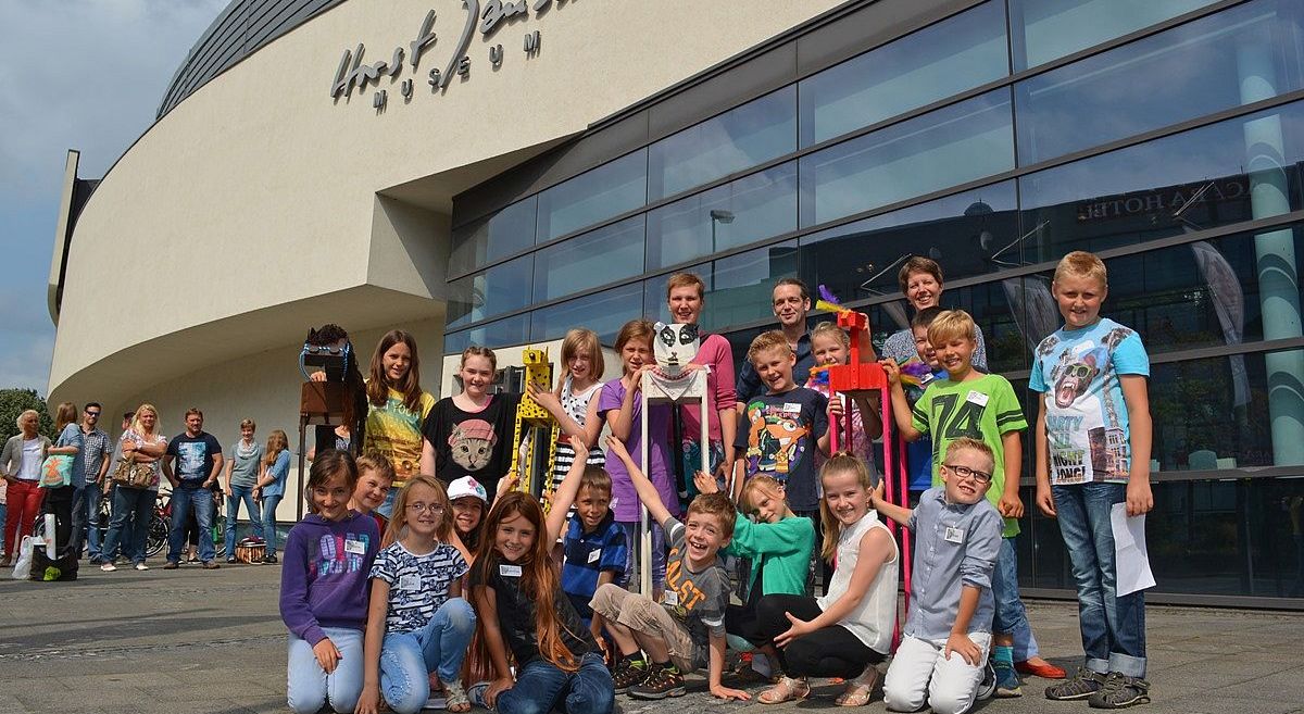 Schülerinnen und Schüler der Grundschule Krusenbusch präsentieren ihre Werke, die sie zu Dalì erarbeitet haben. Foto: Horst-Janssen-Museum