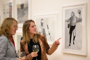 Besucherinnen im Horst-Janssen-Museum. Foto: Mohssen Assanimoghaddam