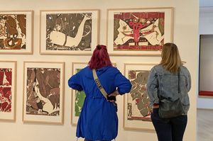 Besucherinnen in der Dauerausstellung. Foto: Horst-Janssen-Museum