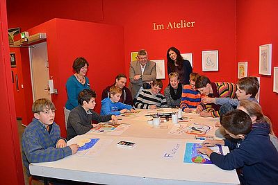 Schülerinnen und Schüler vom Förderzentrum Borchersweg verbringen ihren Kunstunterricht im Horst-Janssen-Museum. Foto: Horst-Janssen-Museum