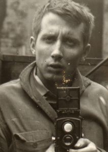 Horst Janssen, ca. 1958 auf dem Dach der Wartburgerstraße © VG Bild-Kunst, Bonn 2022