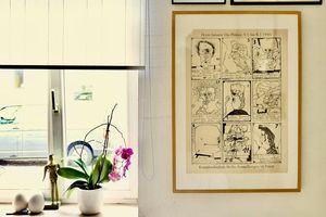 Ausstellungsplakat einer Janssen-Ausstellung in der DDR, das neben einem Fenster hängt. Foto: Hans W.