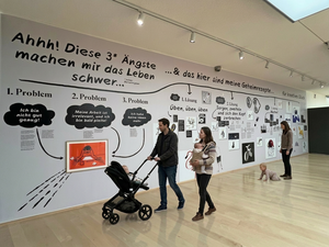 Eltern mit ihren Babys in der Christoph-Niemann-Ausstellung. Bild: generiert mit KI durch das Horst-Janssen-Museum