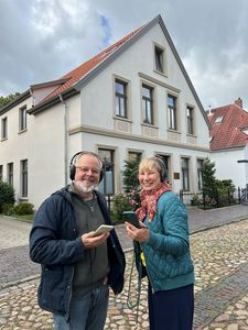 Medienkünstler Christian Gude und Wissenschaftlerin Antje Tietken vor der Lerchenstraße 14, Foto: Horst-Janssen-Museum