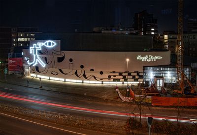 Christoph Niemann, „Current Lines“ an der Fassade des Horst-Janssen-Museums Oldenburg, Nachtansicht, 2023, Foto: Andrey Gradetchliev