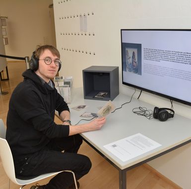 Medienkünstler Gordon Endt an der KI-Station, Foto: Horst-Janssen-Museum
