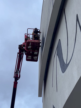 The company Protones installs the LED cords in rainy November weather. Photo: Horst Janssen Museum