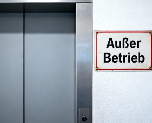 Fahrstuhl mit Schild "Außer Betrieb". Foto: KI generiert vom Horst-Janssen-Museum