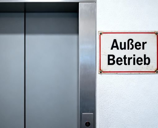 Lift out of service. Photo: AI-generated by the Horst Janssen Museum