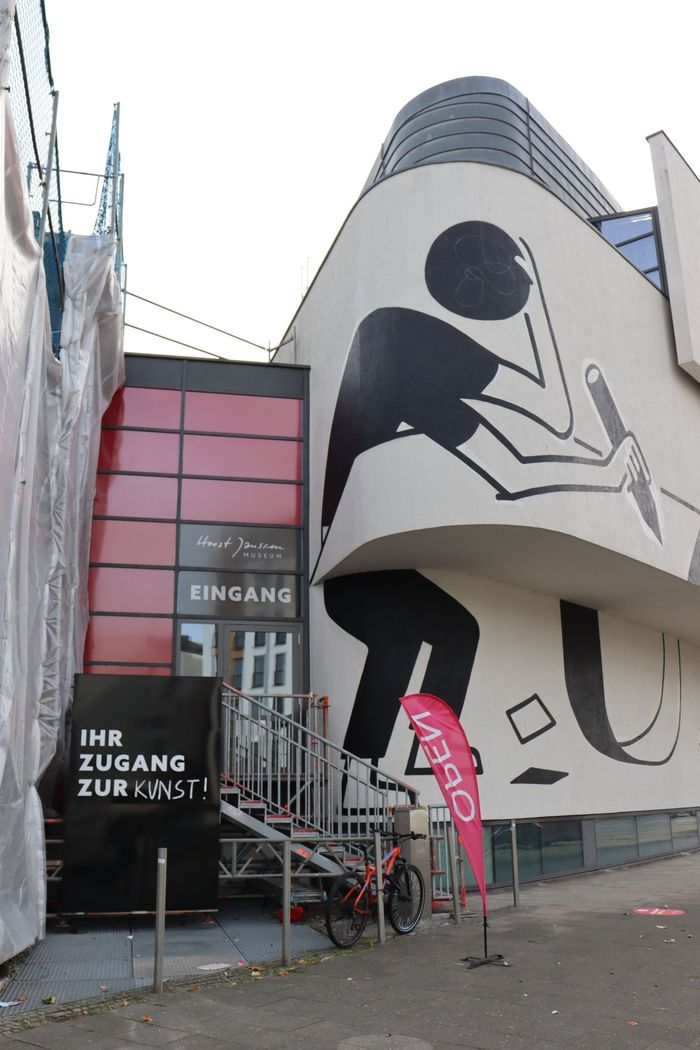 Der Zeichner neben dem Museumseingang. Foto: Horst-Janssen-Museum