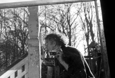 Horst Janssen, o.T. (Self in the mirror on the balcony of his house), 1974/75, black and white photograph © VG Bild-Kunst, Bonn 2023