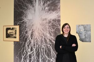 Alice Gericke in der Ausstellung "My House is on Fire". Foto: Horst-Janssen-Museum