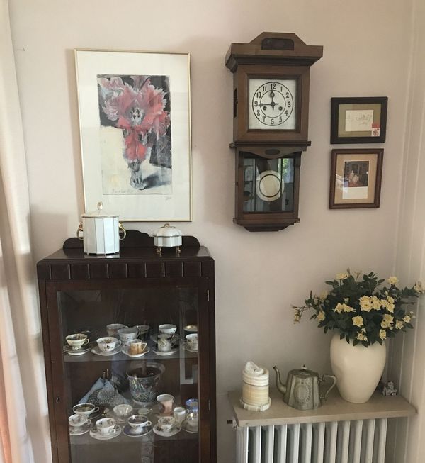 Janssen-Aquarell überm Vitrinenschrank. Foto: Werner R.