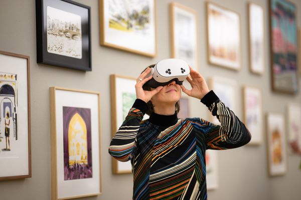 Besucherin mit VR-Brille in der Niemann-Ausstellung. Foto: Mohssen Assanimoghaddam