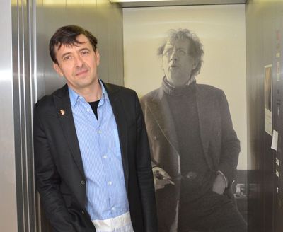 Oliver Godow steigt aus dem Fahrstuhl, Foto: Horst-Janssen-Museum