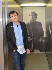 Oliver Godow neben einer Janssen-Fotografie. Foto: Horst-Janssen-Museum