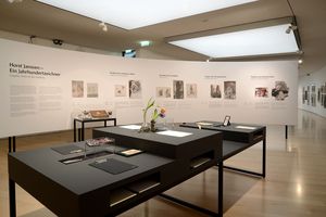 Zeichentisch in der Dauerausstellung. Foto: Andrey Gradetchliev