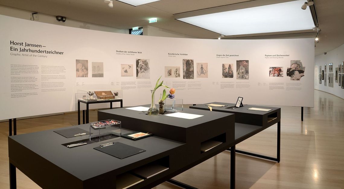Zeichentisch in der Dauerausstellung. Foto: Andrey Gradetchliev