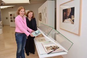 Museumsleiterin Jutta Moster-Hoos und Kuratorin Sabine Siebel in der Ausstellung. Foto: Horst-Janssen-Museum
