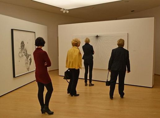 Besucher in der Ausstellung von Ralf Ziervogel. Foto: Horst-Janssen-Museum
