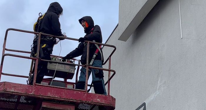 The company Protones installs the LED cords in rainy November weather. Photo: Horst Janssen Museum