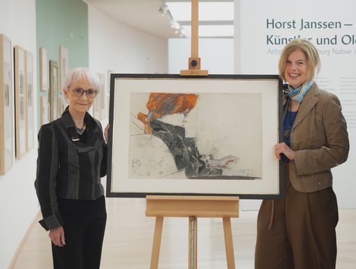 Inge von Danckelman (l.) und Jutta Moster-Hoos mit dem Neuzugang „Britta“. Foto: Horst-Janssen-Museum