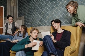 Gemeinsam queere Perspektiven auf Janssens Kunst entwickeln. Foto: Studio 3x3