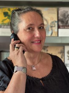 Geraldine Dudek lädt zur Telefonführung ein. Foto: Mark Schneider