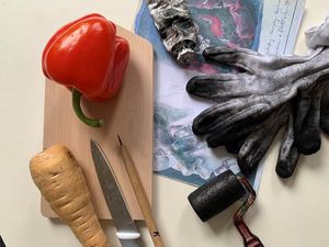 Utensilien für Radierworkshop Kitchen Stories, Foto: Horst-Janssen-Museum