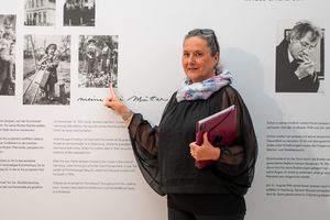 Kunstvermittlerin Geraldine Dudek kennt sich mit Janssen aus. Foto: Max Haß