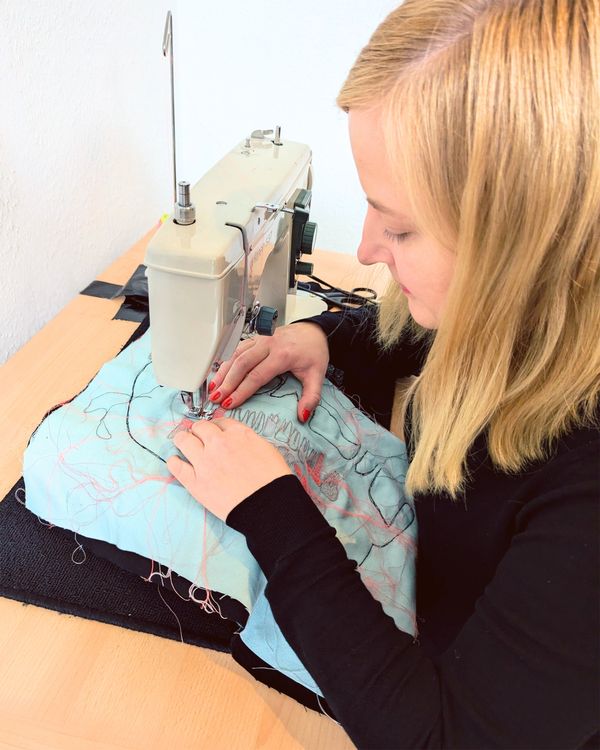 Andrea Ziegler näht. Foto: Horst-Janssen-Museum